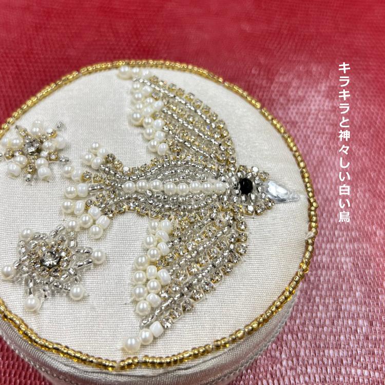 小物入れ 刺繍 ラウンドケース 全3種 ビーズ 黒猫 白猫 鳥 ファスナー