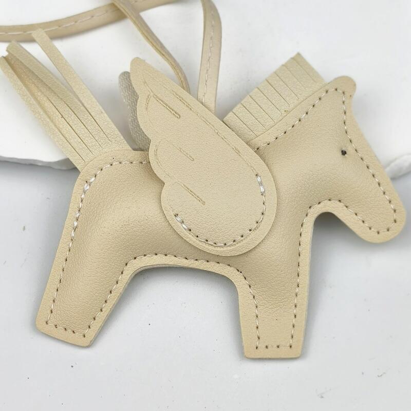 バッグチャーム 馬チャーム ロデオチャーム ペガサス キーホルダー PUレザー 軽量 小型 高級 かわいい おしゃれ 母の日 ギフト レザー小物 |  | 37