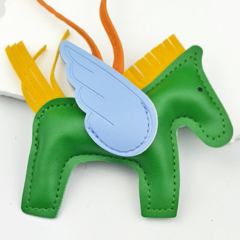 バッグチャーム 馬チャーム ロデオチャーム ペガサス キーホルダー PUレザー 軽量 小型 高級 かわいい おしゃれ 母の日 ギフト レザー小物 |  | 39