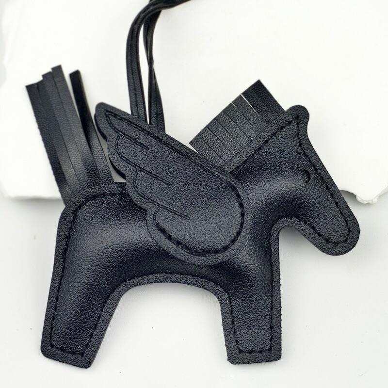バッグチャーム 馬チャーム ロデオチャーム ペガサス キーホルダー PUレザー 軽量 小型 高級 かわいい おしゃれ 母の日 ギフト レザー小物 |  | 42