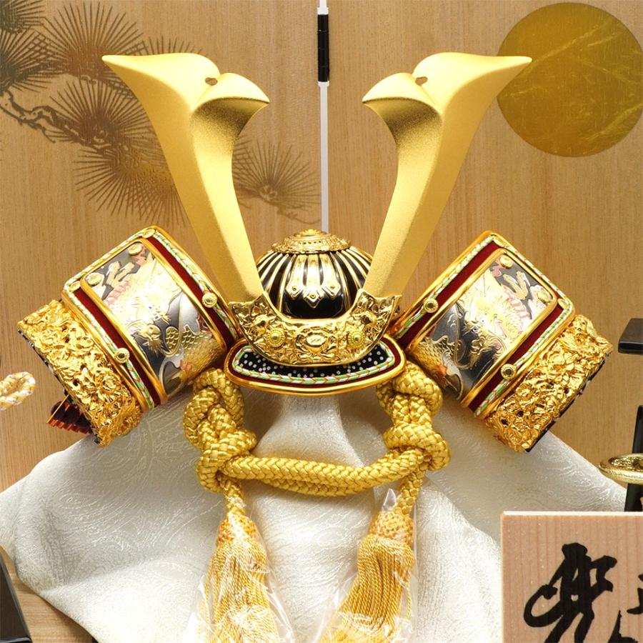 久月作 8号 金小札緋糸縅ノ彫金兜 松に月二曲屏風針桐収納台飾り 五月人形/端午の節句/子供の日/男の子/コンパクト/人形の久月/家紋 | 久月 | 04