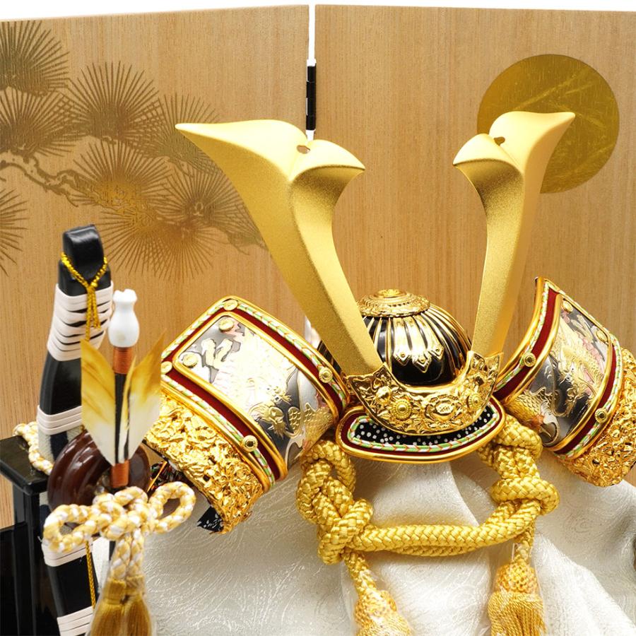 久月作 8号 金小札緋糸縅ノ彫金兜 松に月二曲屏風針桐収納台飾り 五月人形/端午の節句/子供の日/男の子/コンパクト/人形の久月/家紋 | 久月 | 05