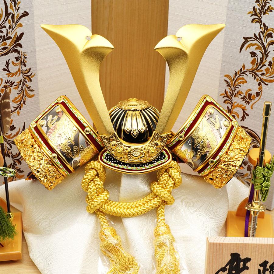 久月作 8号 金小札緋糸縅ノ彫金兜 唐草変形二曲屏風収納台飾り 五月人形/端午の節句/子供の日/男の子/コンパクト/兜 ８号/人形の久月/家紋 | 久月 | 04