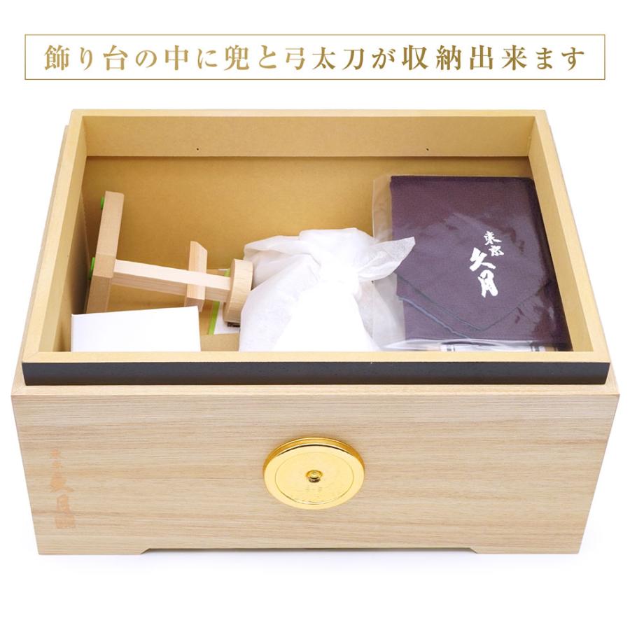 【送料無料】 久月作 9号 黒糸縅上杉謙信公ノ彫金兜 白木金二曲屏風収納台飾り 五月人形/端午の節句/子供の日/男の子/コンパクト/人形の久月/家紋 | 久月 | 01