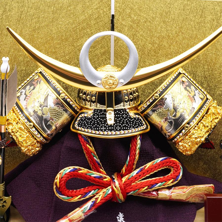 【送料無料】 久月作 9号 黒糸縅上杉謙信公ノ彫金兜 白木金二曲屏風収納台飾り 五月人形/端午の節句/子供の日/男の子/コンパクト/人形の久月/家紋 | 久月 | 04