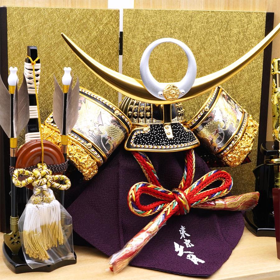 【送料無料】 久月作 9号 黒糸縅上杉謙信公ノ彫金兜 白木金二曲屏風収納台飾り 五月人形/端午の節句/子供の日/男の子/コンパクト/人形の久月/家紋 | 久月 | 05