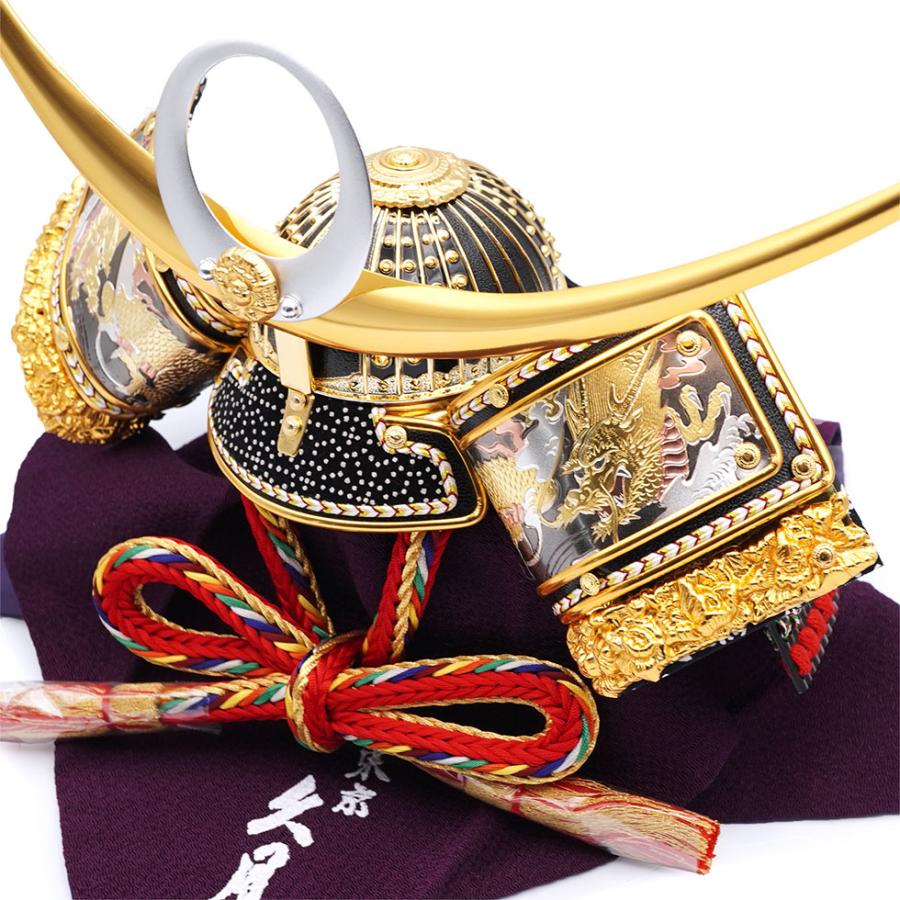 【送料無料】 久月作 9号 黒糸縅上杉謙信公ノ彫金兜 白木金二曲屏風収納台飾り 五月人形/端午の節句/子供の日/男の子/コンパクト/人形の久月/家紋 | 久月 | 06