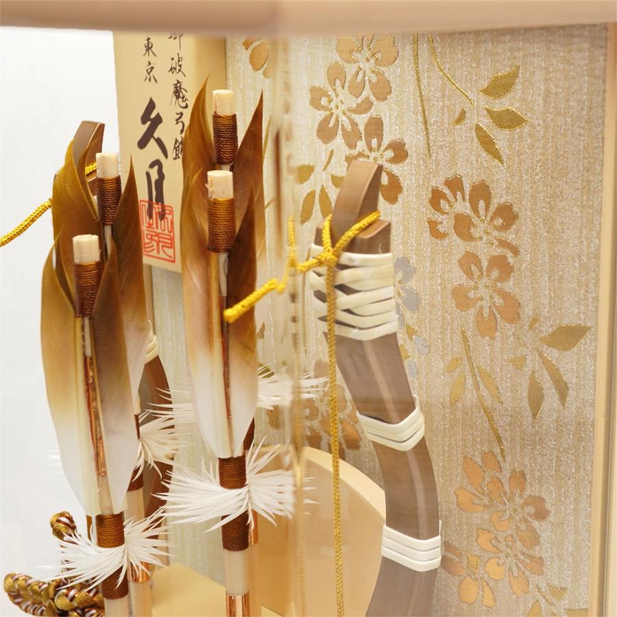 【送料無料】久月作 破魔弓飾り 8号 伊織 アクリルケース入り ベージュ系　正月飾り/男の子/男児/お祝い/節句/コンパクト/初正月 | 久月 | 05