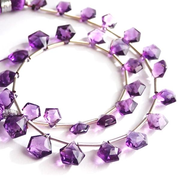 10214-《天然石　1連売り》アメジスト　カット五角形　平均６~８ｍｍ　２８個／１本 |  | 01