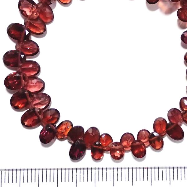 10216-《天然石　1連売り》ガーネット　カットオーバルドロップ　平均６．５ｘ５~６ｘ４ｍｍ　約２０ｃｍ／１本 |  | 02