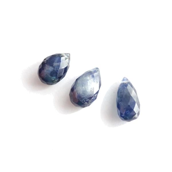 1079-《天然石Special》　サファイア　カットドロップ　縦最大８．５ｍｍ　横最小４mm　３個/１パック |  | 01