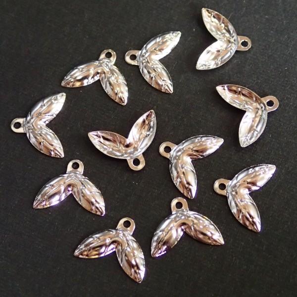 12673-《５０円均一》　メタルチャーム　双葉　銀色　９ｘ１１mm　１０個/１パック | 