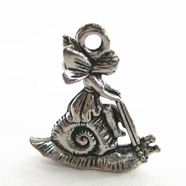 13121-【ＮＹピューター】　カタツムリに乗った妖精　チャーム　銀古美　１６mm　５個/１セット | 