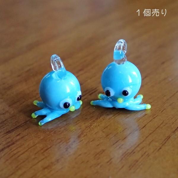 1394-〔ガラス〕　チャーム　たこ　ライトブルー　平均８mm（頭部）　１個 |  | 02