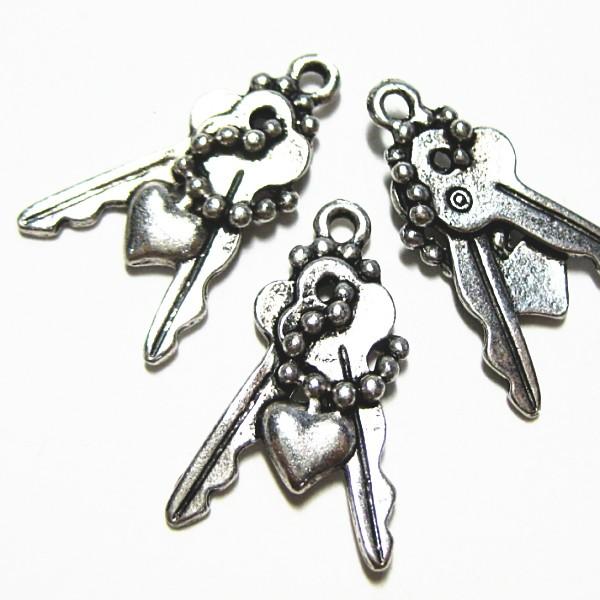 20451-《メタルチャーム・パーツ》　ハートキー　銀古美　２１ｘ１３mm　１０個/１セット | 