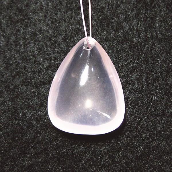 21601-《天然石ペンダント》　マダガスカル・ローズクォーツ　約２３ｘ１８mm（４．７ｇ）　１個 | 