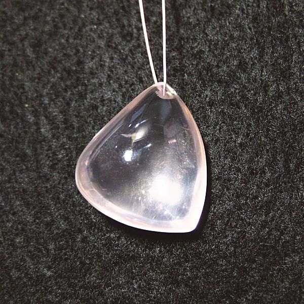 21604-《天然石ペンダント》　マダガスカル・ローズクォーツ　約２１ｘ１８mm（４．６ｇ）　１個 | 