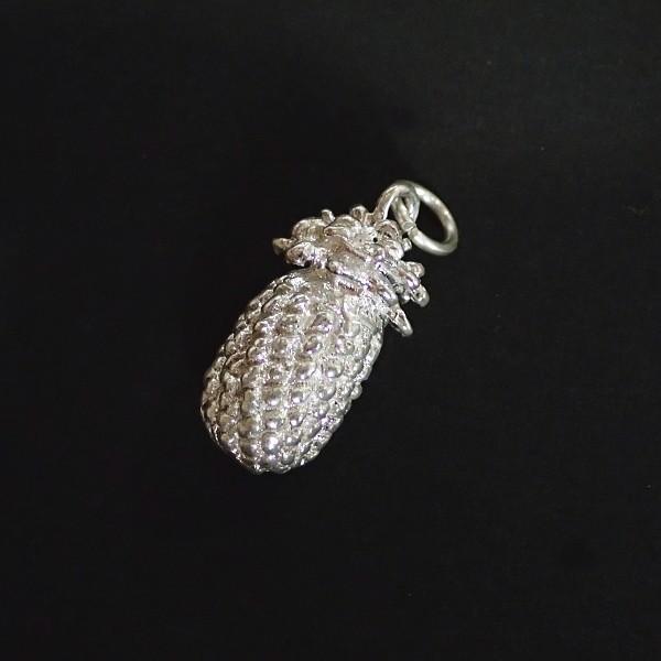 30137-【シルバー９２５】　チャーム　パイナップル　２１ｘ１０mm（丸カン含まず）　１個 |  | 01