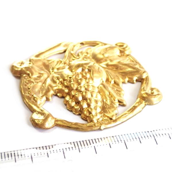 3053-《Vintage・パーツ》　スタンプパーツ　ぶどう　真鍮製　４７．５mm　１個 |  | 02