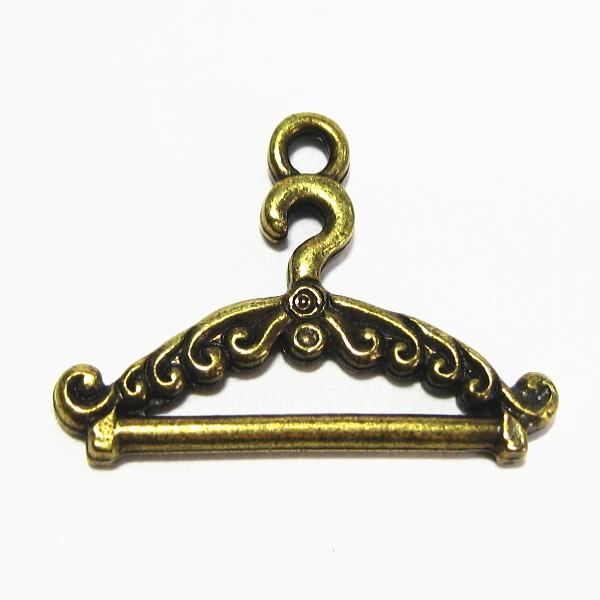 30660-【ＮＹピューター】　ハンガー　チャーム　真鍮古美　１７x２４mm　５個/１セット | 