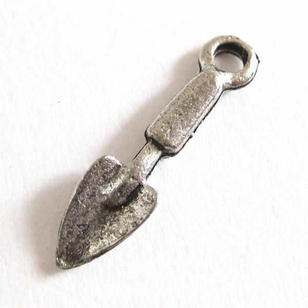 30680-【ＮＹピューター】　スコップ　チャーム　銀古美　１６mm　５個/１セット | 