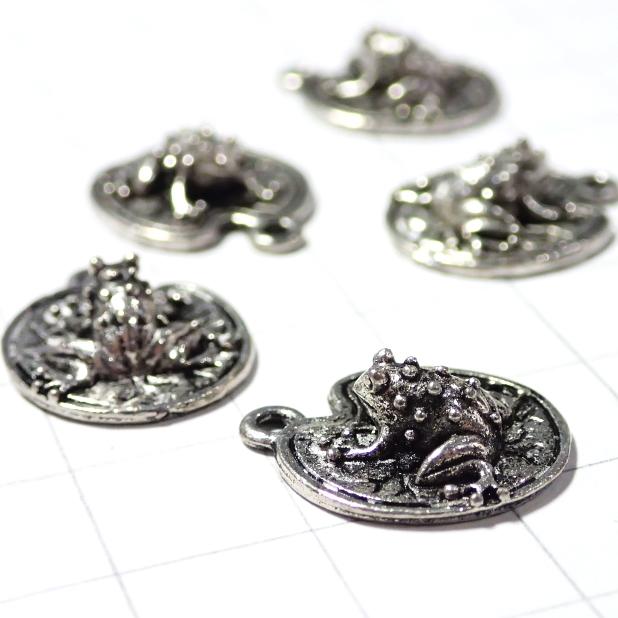 3472-【ＮＹピューター】　かえる葉っぱ　チャーム　銀古美　１４mm　５個/１セット |  | 01