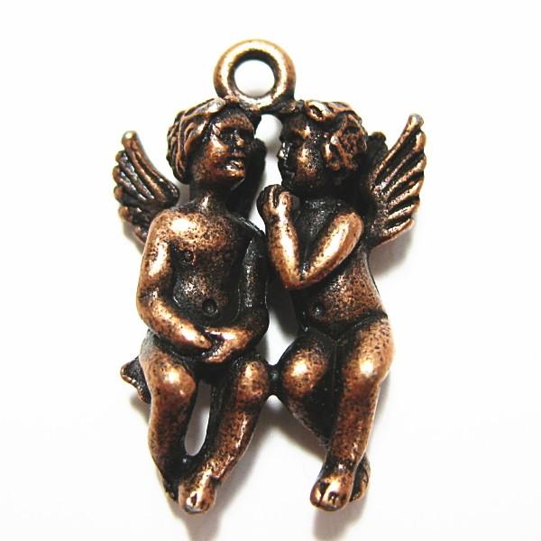 4557-【ＮＹピューター】　天使二人　チャーム　銅古美　１９mm　５個/１セット | 