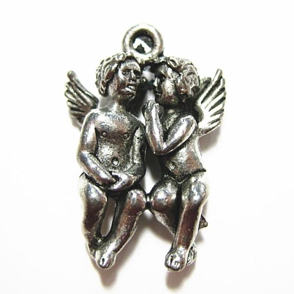 4578-【ＮＹピューター】　天使二人　チャーム　銀古美　１９mm　５個/１セット | 