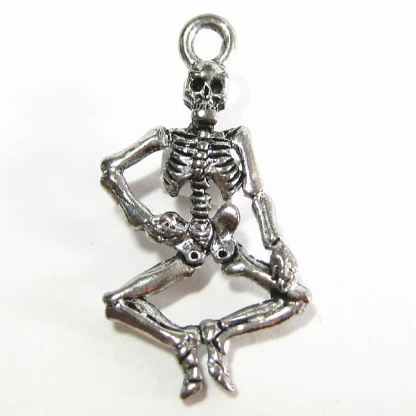 4582-【ＮＹピューター】　ガイコツ　チャーム　銀古美　２０mm　５個/１セット | 
