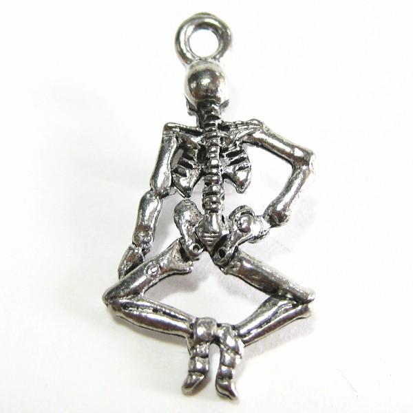 4582-【ＮＹピューター】　ガイコツ　チャーム　銀古美　２０mm　５個/１セット |  | 01