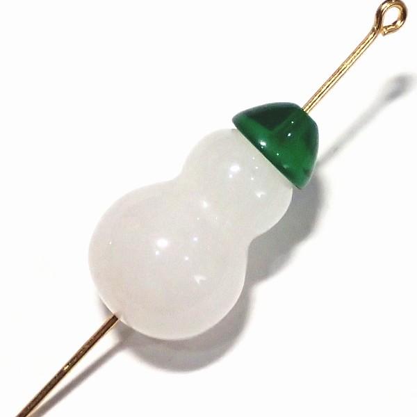 4851-《天然石いろいろ》　緑の帽子の雪だるま　約２２ｘ１５mm　１個 | 