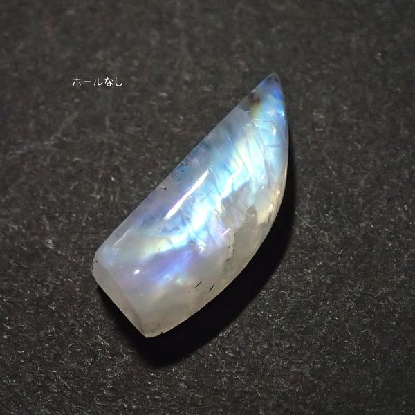 5038-『天然石ルース』＊欠け有＊レインボームーンストーン（ホール無）　約26ｘ10.5mm（4.3ｇ）１個 |  | 01