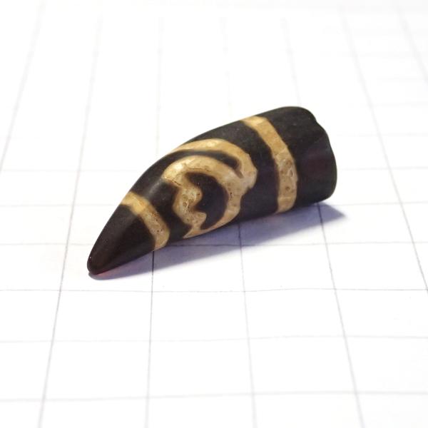 5130-《天然石　天珠》　牙型　水蓮花天珠　約３３ｘ１２．５ｍｍ　１個 |  | 01