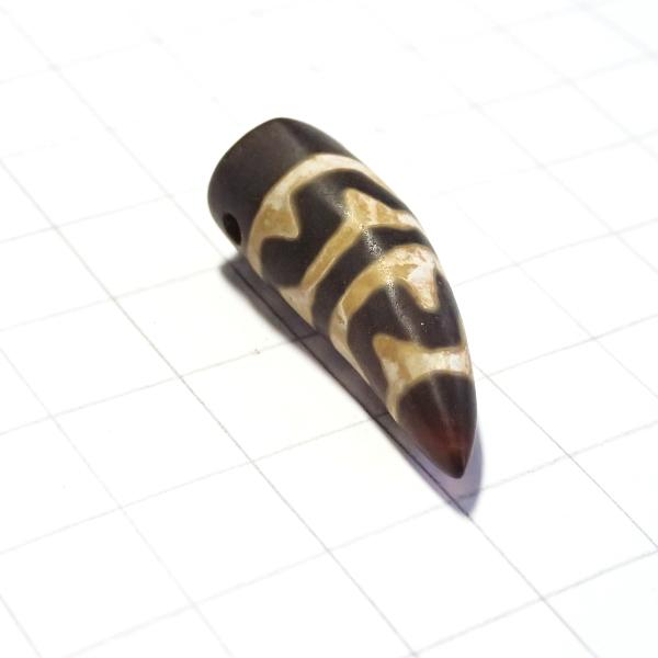 5132-《天然石　天珠》　牙型　四線虎牙天珠　約３３ｘ１２ｍｍ　１個 |  | 02