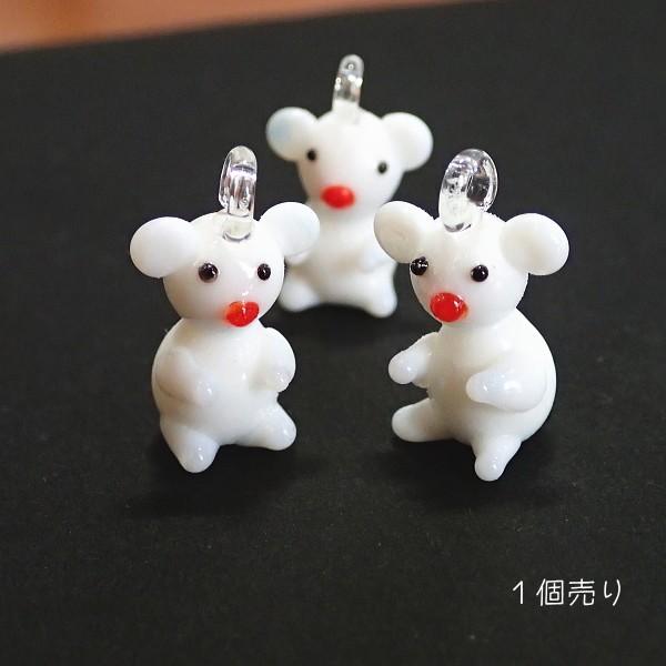 6299-〔ガラス〕　チャーム　赤ちゃんシロクマ　平均１２x２１mm　１個 |  | 01