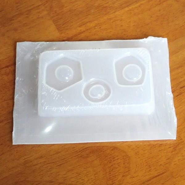 7230-《製作用道具》　流し込み用型　変形ドーナツ　プラスチック製　2.8x2.2cm/2cm/3x2.6cm　１個 | 