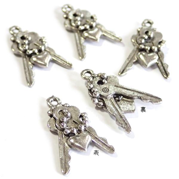 8442-【ＮＹピューター】　ハートとキー　チャーム　銀古美　１９mm　５個/１セット |  | 01