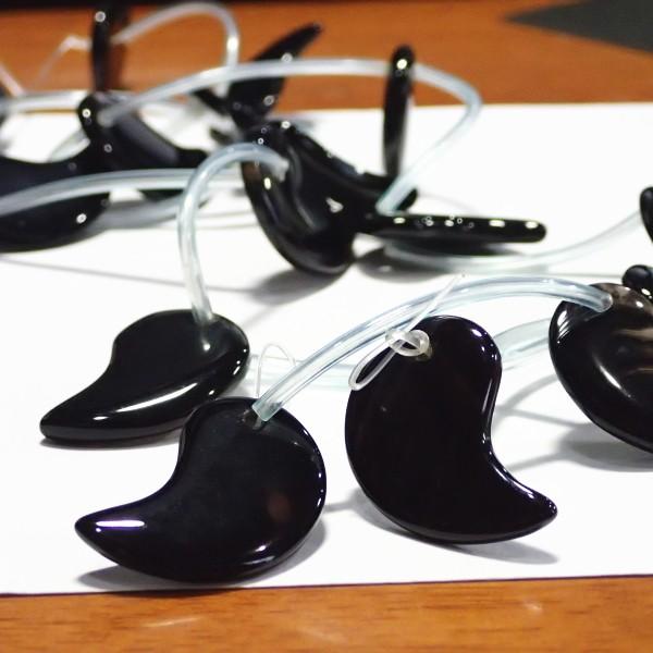 8651-《天然石５００円均一》　オニキス　勾玉ドロップ　２６x１８．５mm平均　約１５個/１本 | 