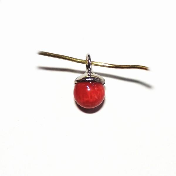 8975-《天然石いろいろ》　チャームパーツ　白珊瑚（赤染）　金具銀色　６mm　１個 | 