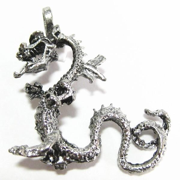 9263-【ＮＹピューター】　ドラゴン　チャーム　銀古美　２７x３１mm　５個/１セット | 