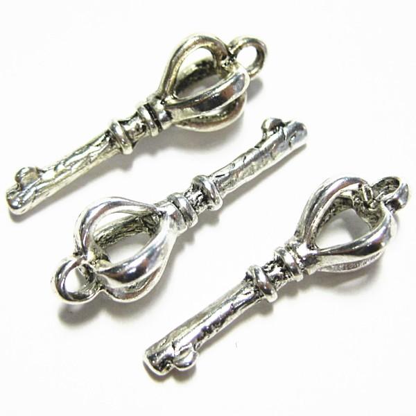 9523-《メタルチャーム・パーツ》　鍵　銀古美　２６ｘ９mm　１０個/１セット | 