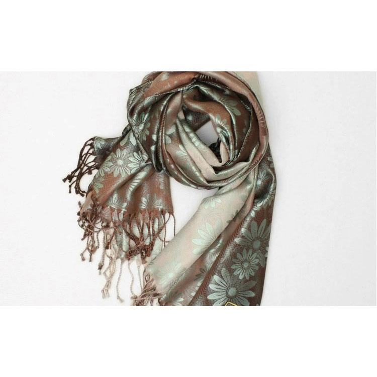 専用商品、エトロ、シルク70%大判ストール、正方形、未使用に近い。 140センチ 専用商品、エトロ、シルク70%大判ストール、正方形、未使用に近い