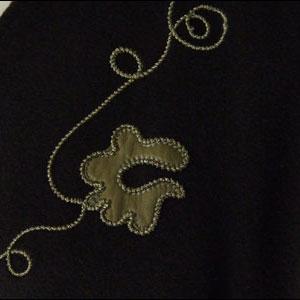 カシミヤ混 2枚重ねケープ レザー刺繍の画像