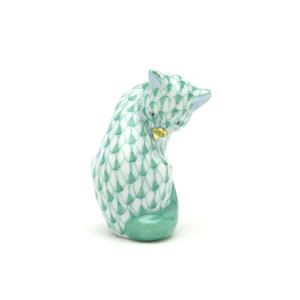 ヘレンド(Herend) ねこ置物(4cm) グルーミングキャット(05283/VHV)緑色の鱗模様 手描き 磁器製 飾り物 オブジェ 送料無料 ギフト包装無料(純正ボックス使用)新品