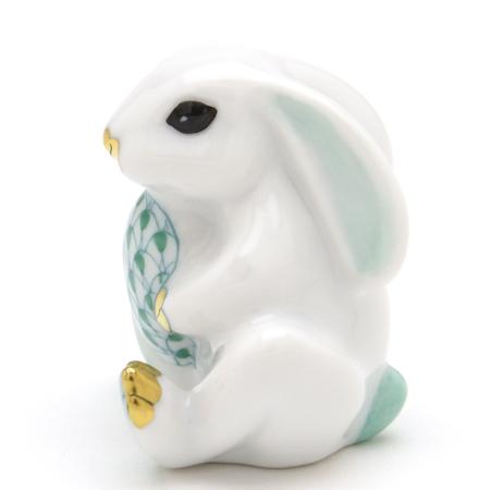 ヘレンド（HEREND） うさぎ置物(高さ:5cm) ハート(緑色の鱗模様)を抱く