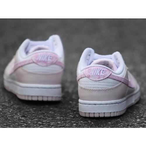 .5cm FD WMNS NIKE DUNK LOW ESS Pink Paisley ウィメンズ