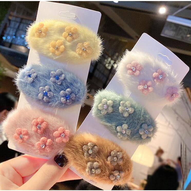 ヘアピン 小花をあしらったふわふわファーヘアピン パッチンどめ