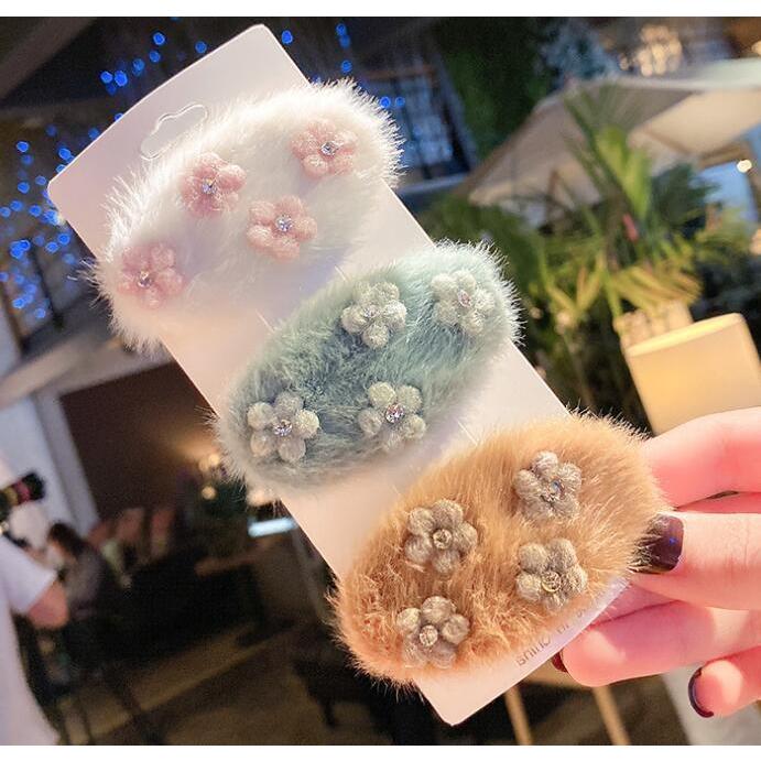 ヘアピン 小花をあしらったふわふわファーヘアピン パッチンどめ