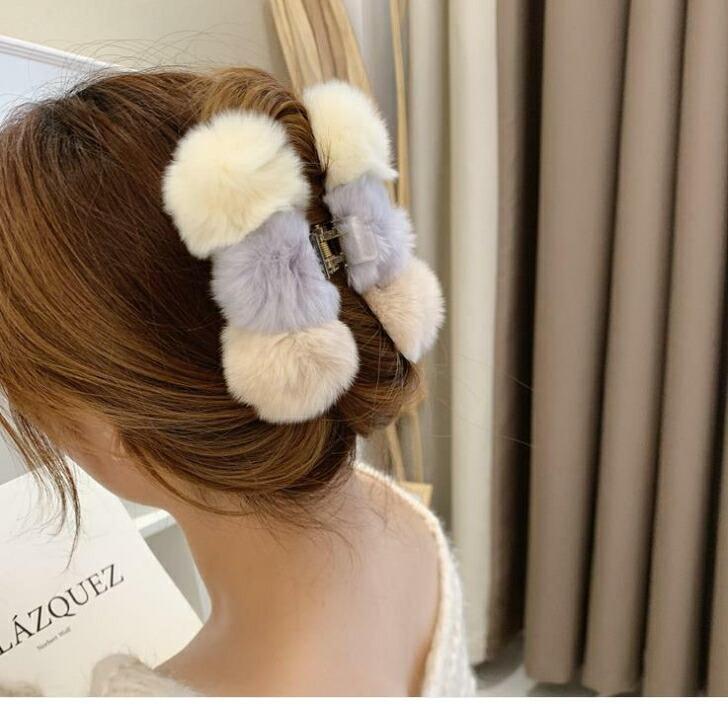 ヘアクリップ ふわふわファーポンポンビッグバンスクリップ :10002085:soreado - 通販 - Yahoo!ショッピング ヘアクリップ ふわふわファーポンポンビッグバンスクリップ :10002085:soreado - 通販 - Yahoo!ショッピング