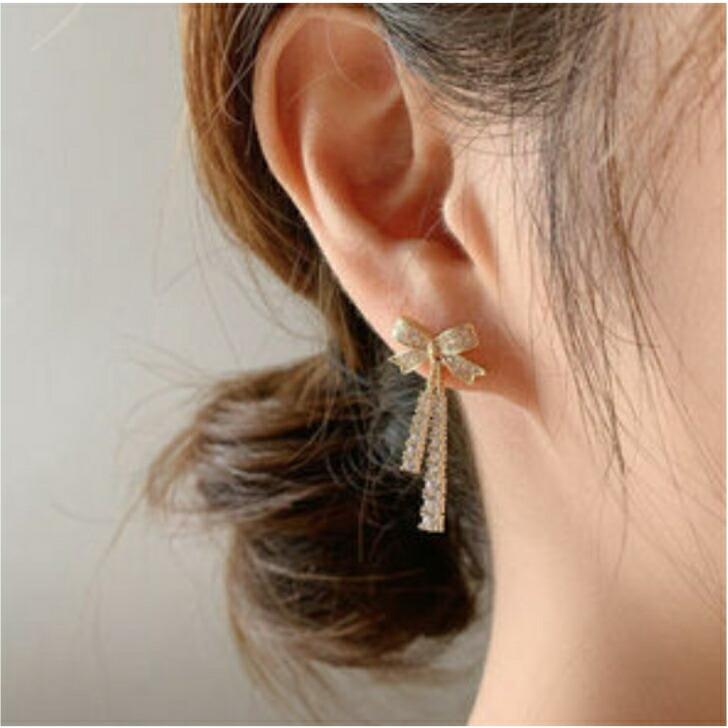 ピアス リボンとロングバーのラインストーンゴールドピアス かわいい